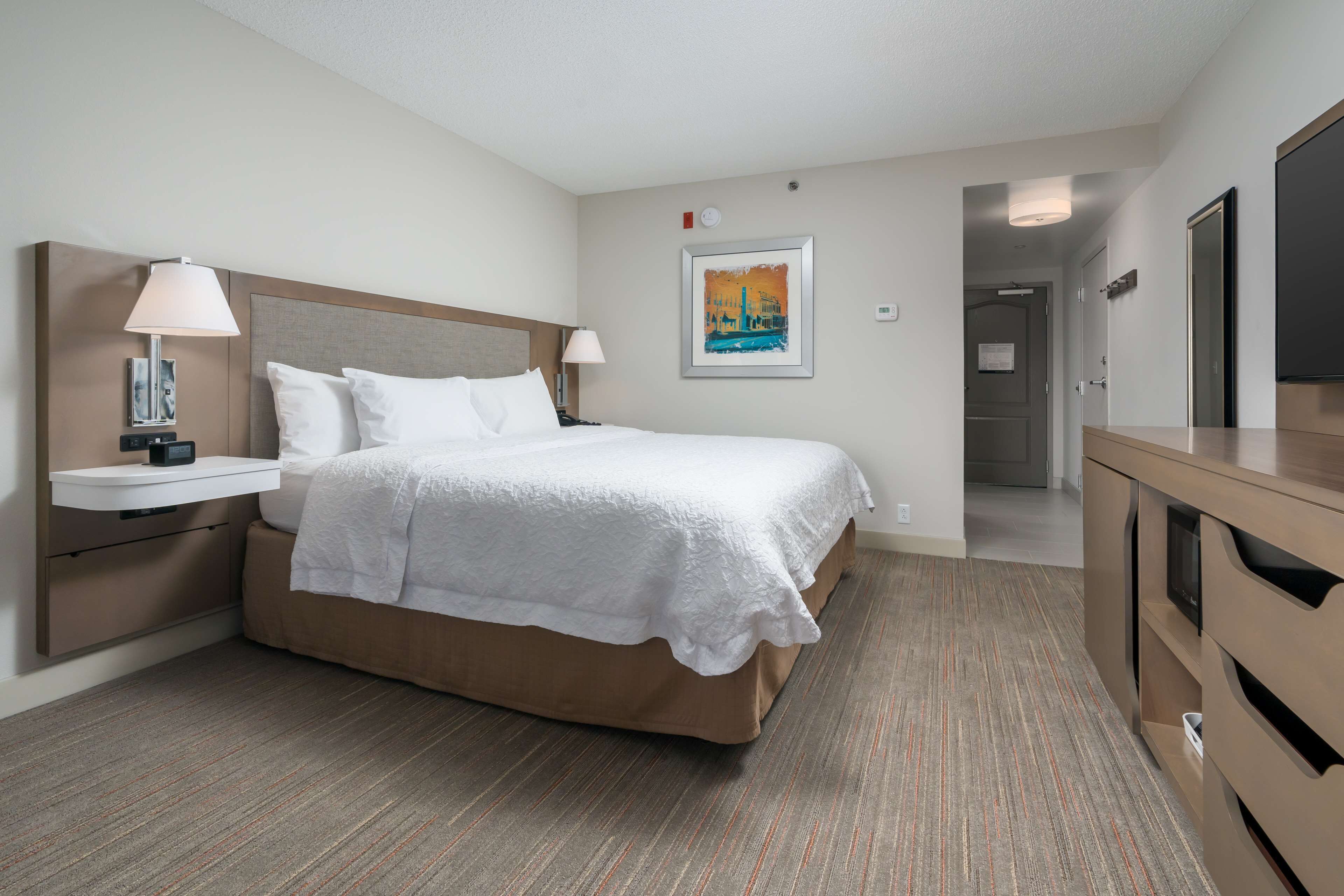 客房内保险箱、办公桌、遮光窗帘、熨斗/熨衣板