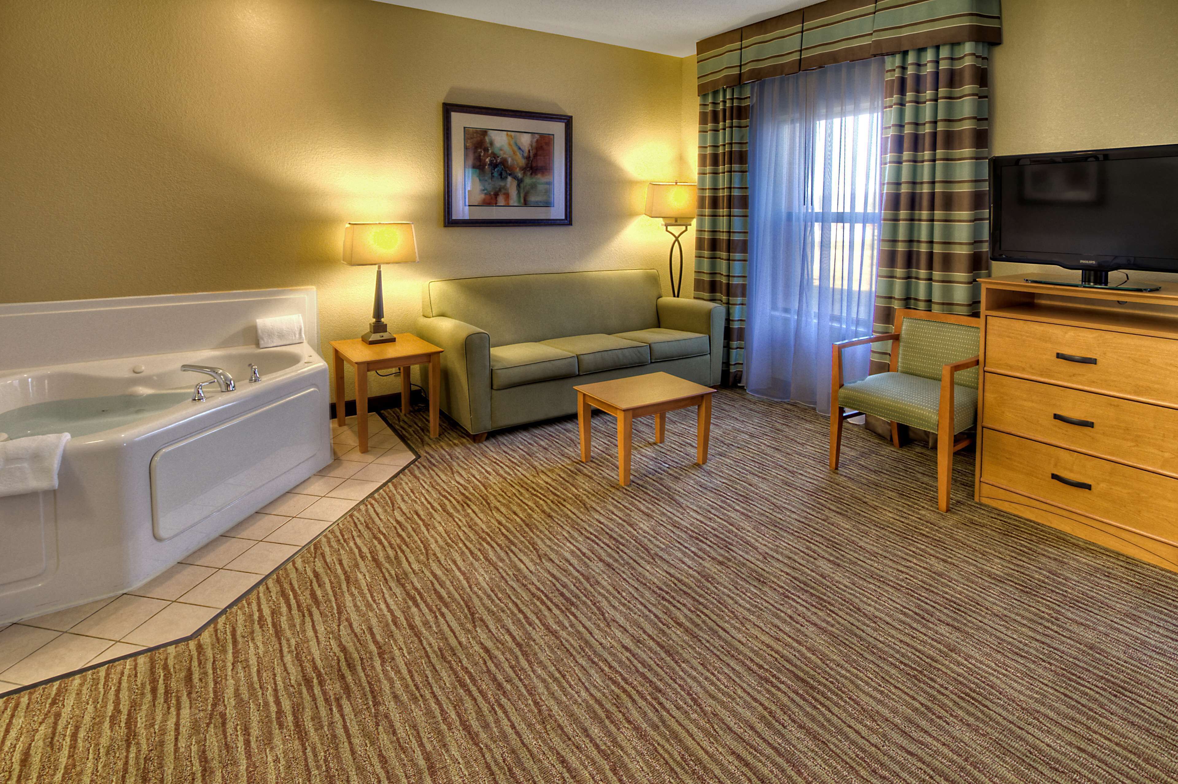 客房 | 起居区 | 42-英寸纯平电视 （配备有线频道）、电视