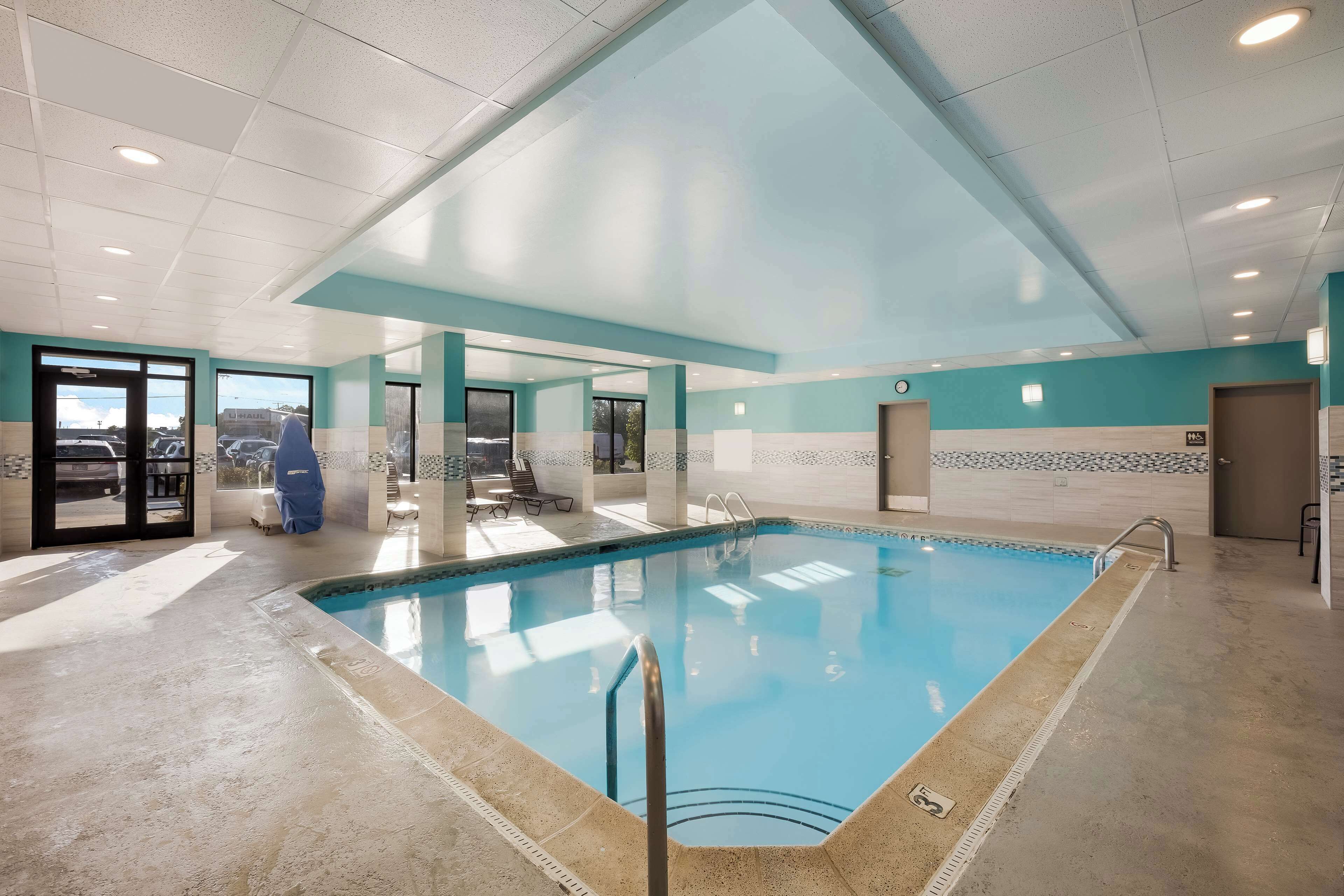 indoor pool, pool loungers