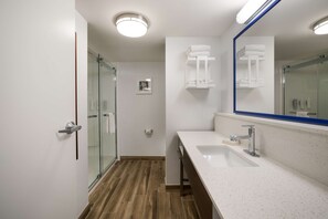 Bathroom shower - Hampton Inn McHenry (McHenry)