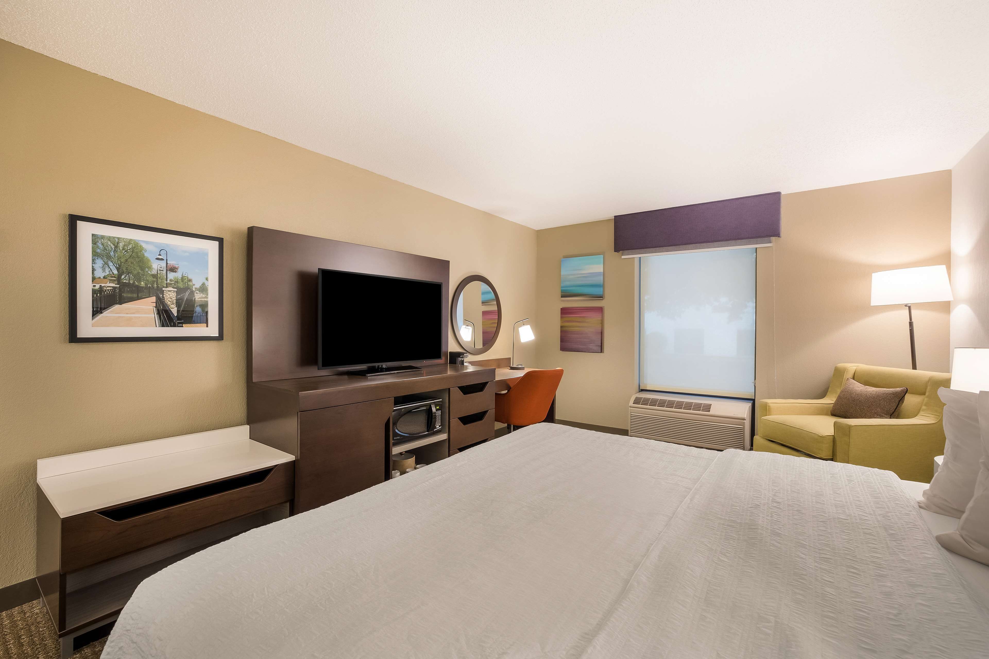 Kamar, 1 Tempat Tidur King, akses difabel, Bebas Asap Rokok | Ruang kerja ramah laptop, tirai kedap cahaya, dan setrika/meja setrika