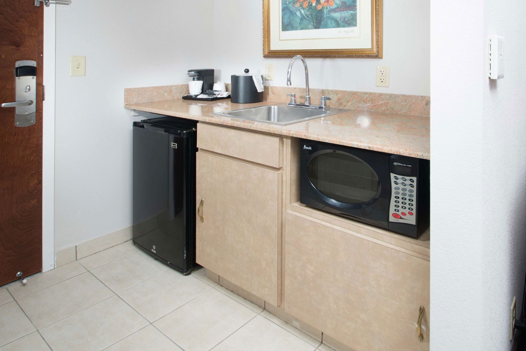 Private kitchen | Mini-fridge, microwave, coffee/tea maker