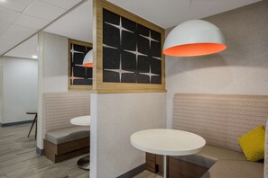 Café da manhã com buffet grátis todos os dias