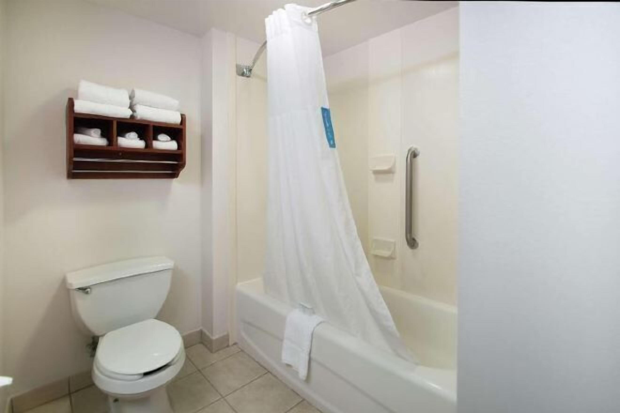 Baño | Amenidades de baño gratuitas, secadora de cabello, toallas, jabón 