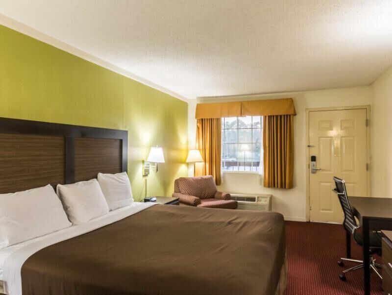Desk, blackout drapes, free WiFi, bed sheets