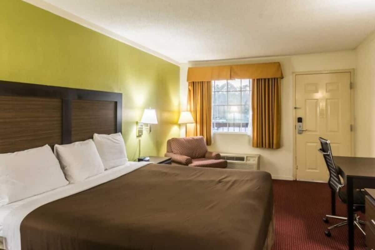Desk, blackout curtains, free WiFi, bed sheets