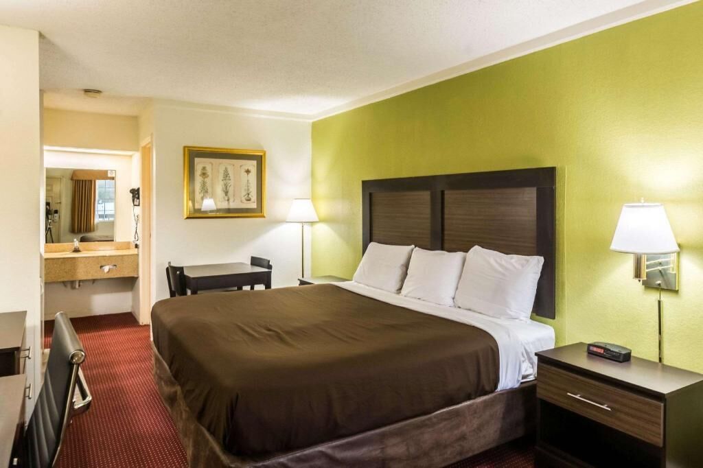 Desk, blackout drapes, free WiFi, bed sheets
