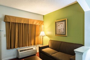 Desk, blackout drapes, free WiFi, bed sheets - Suburban Studios Florence I-95 (Florence)