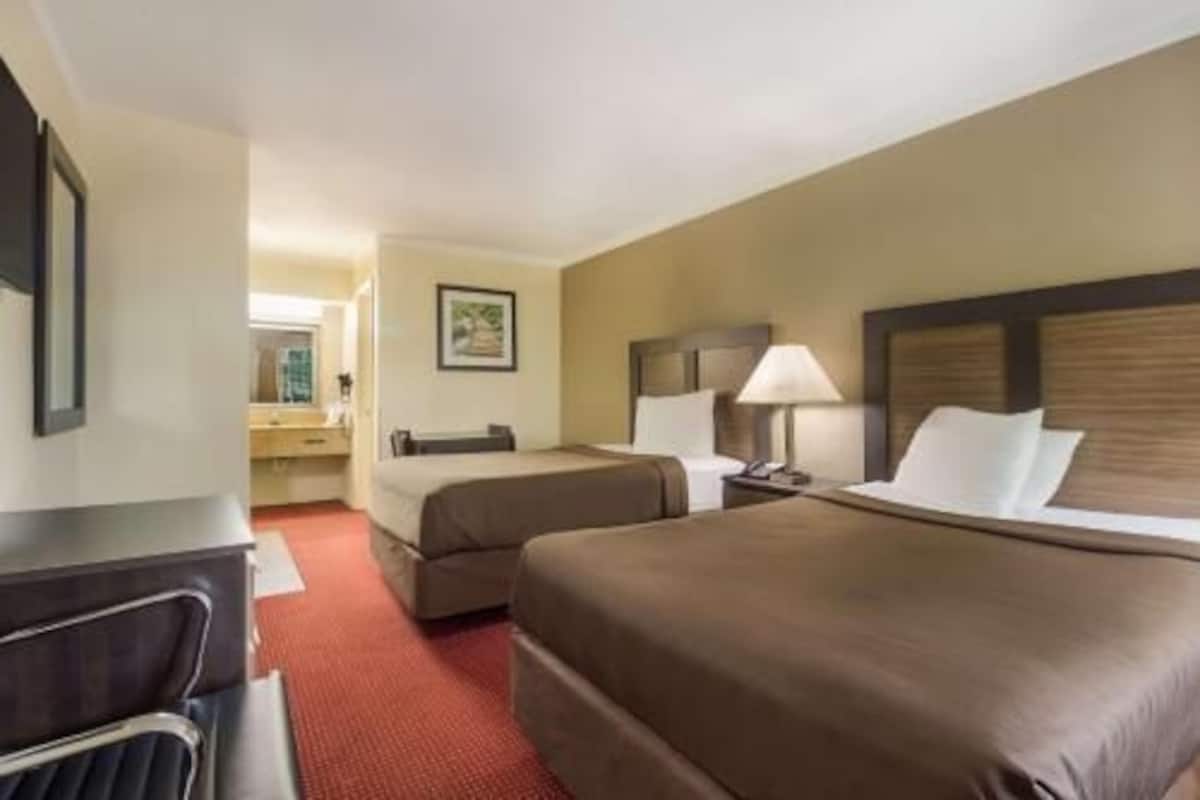 Desk, blackout curtains, free WiFi, bed sheets