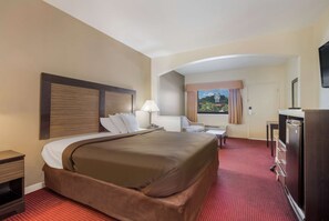 Desk, blackout drapes, free WiFi, bed sheets - Suburban Studios Florence I-95 (Florence)