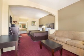 Desk, blackout curtains, free WiFi, bed sheets - Suburban Studios Florence I-95 (Florence)