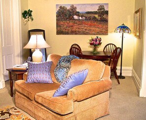Premium Suite, 1 King Bed, Ensuite, Garden View | Living area