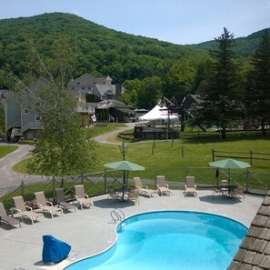 Piscine extérieure, parasols de plage, chaises longues