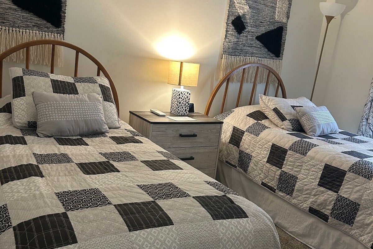 Condo, 2 Bedrooms | 3 bilik tidur, seterika/papan seterika, Wi-fi, cadar katil