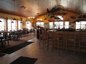 2 Bars/Lounges