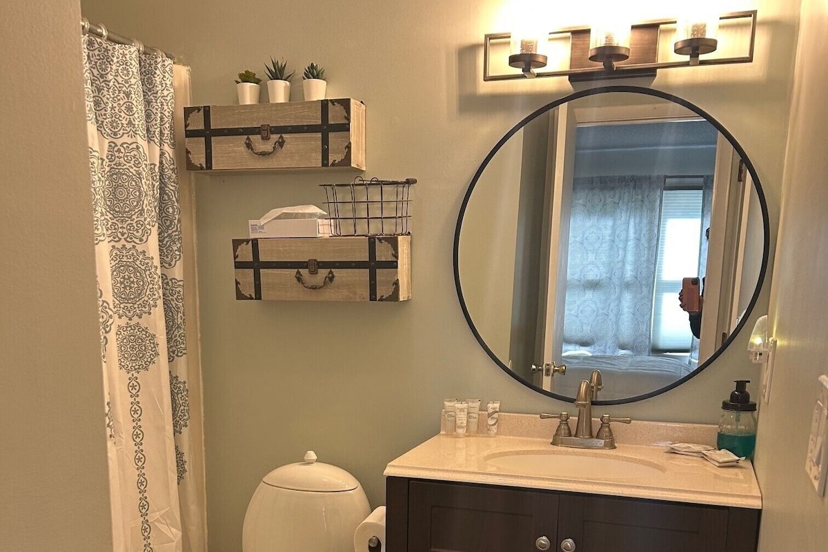 Condo, 2 Bedrooms | Bilik Mandi | Pengering rambut, tuala disediakan