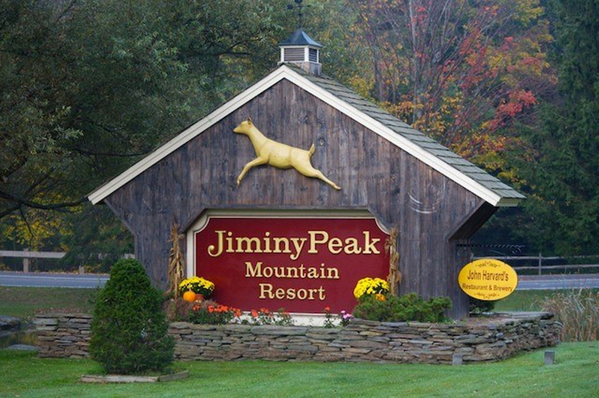 Un edificio de madera con un letrero que dice "JiminyPeak Mountain Resort".