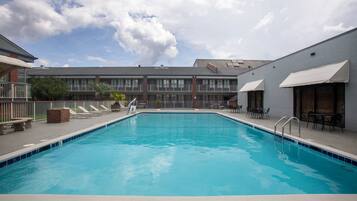 Piscina externa sazonal, espreguiçadeiras