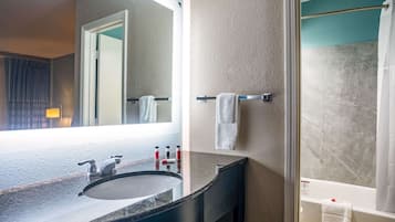 Combined shower/bathtub, free toiletries, hair dryer, towels