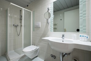 Shower, free toiletries, hair dryer, bidet - Hotel Ariston (Mestre)