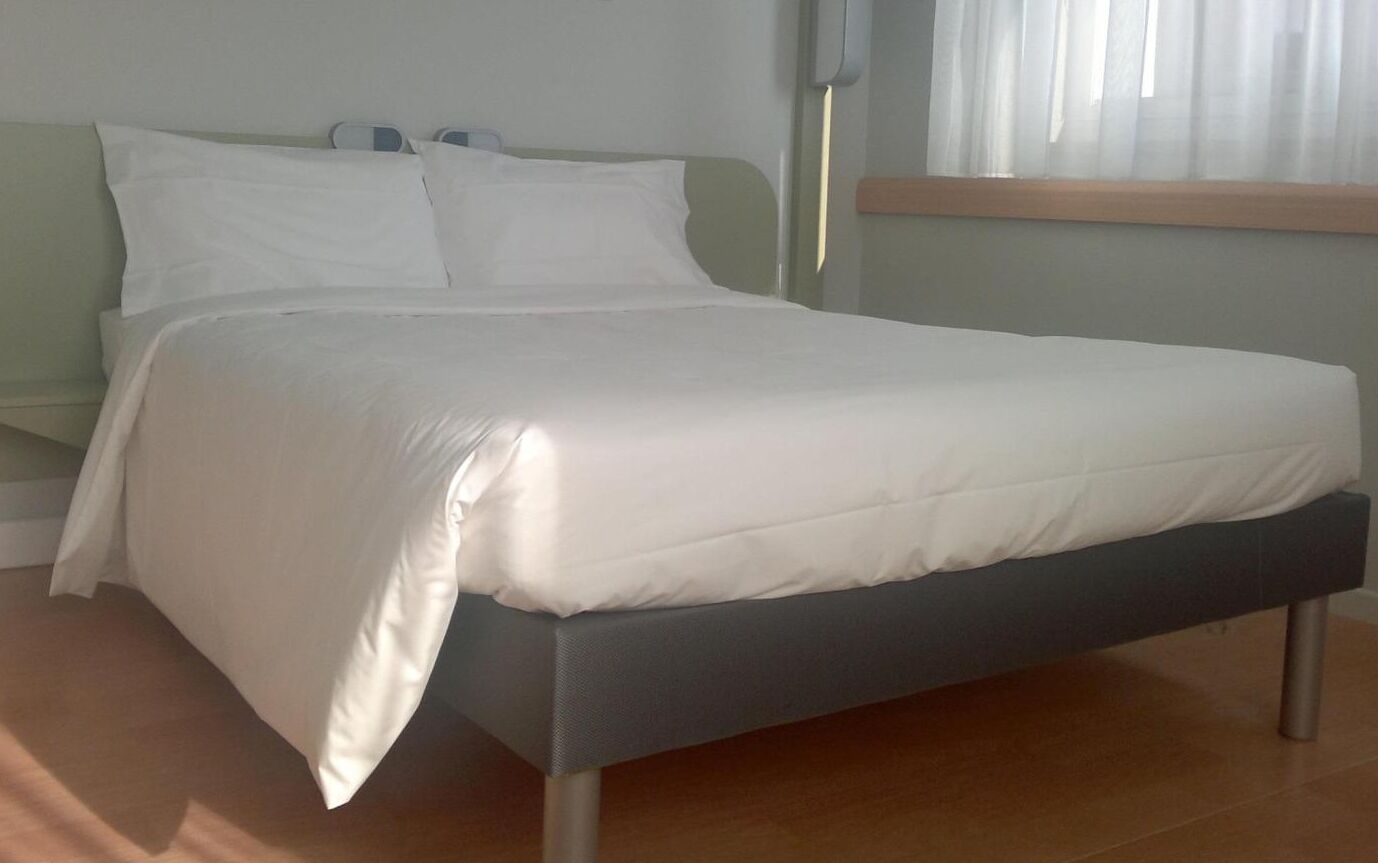double room | desk, blackout curtains, free wifi, bed sheets