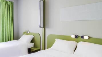 Triple Room, Multiple Beds | Desk, blackout curtains, free WiFi, bed sheets