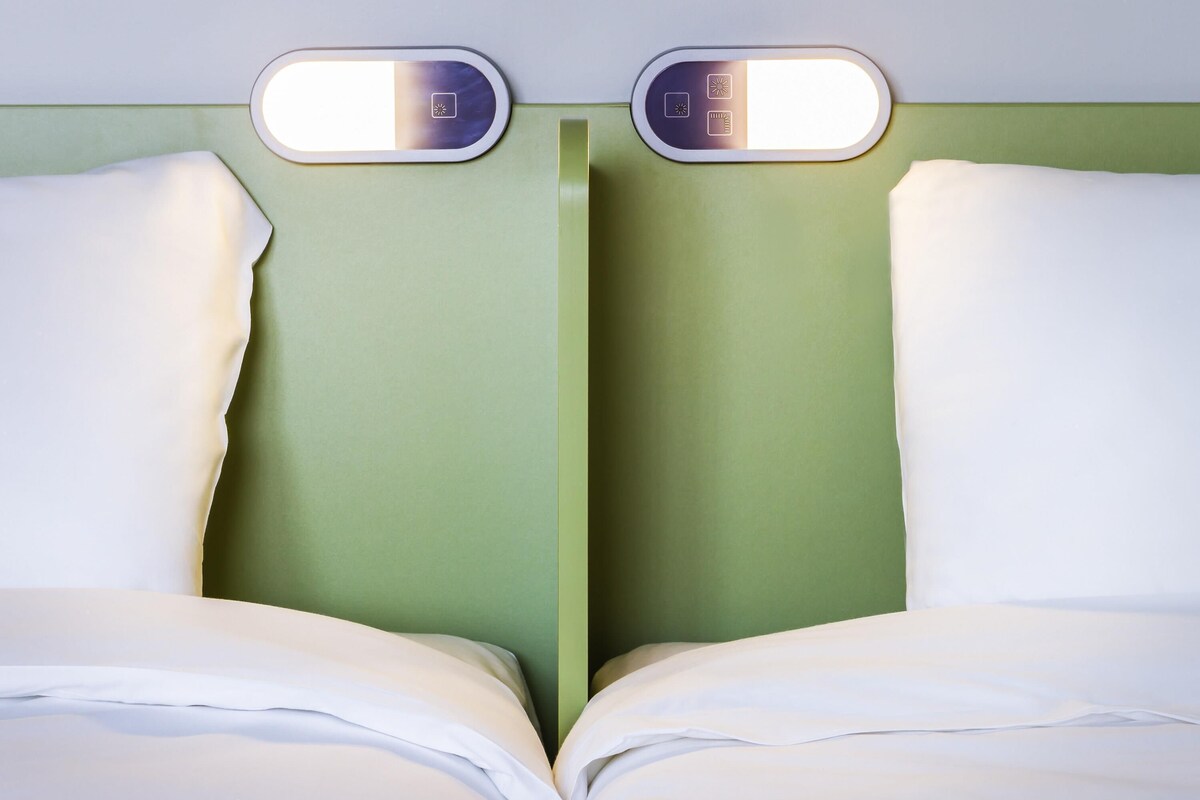Chambre avec lits jumeaux, 2 lits une place | Bureau, rideaux occultants, Wi-Fi gratuit, draps fournis