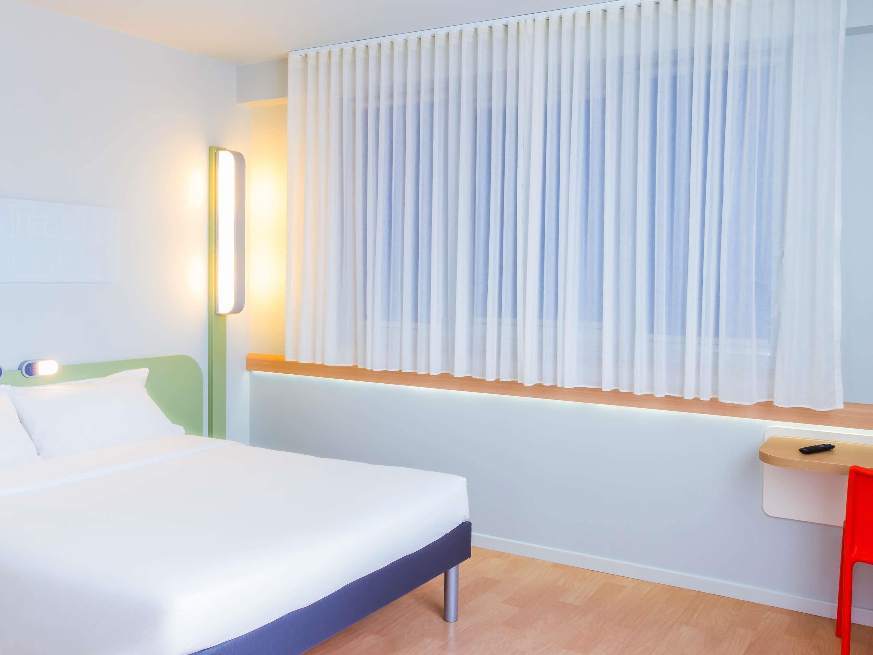 Tweepersoonskamer | Een bureau, verduisterende gordijnen, gratis wifi, beddengoed