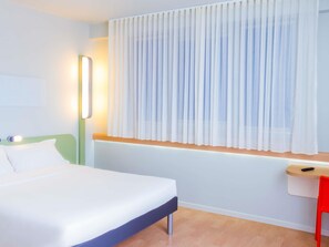 Habitación doble | Escritorio, cortinas blackout, wifi gratis y ropa de cama 