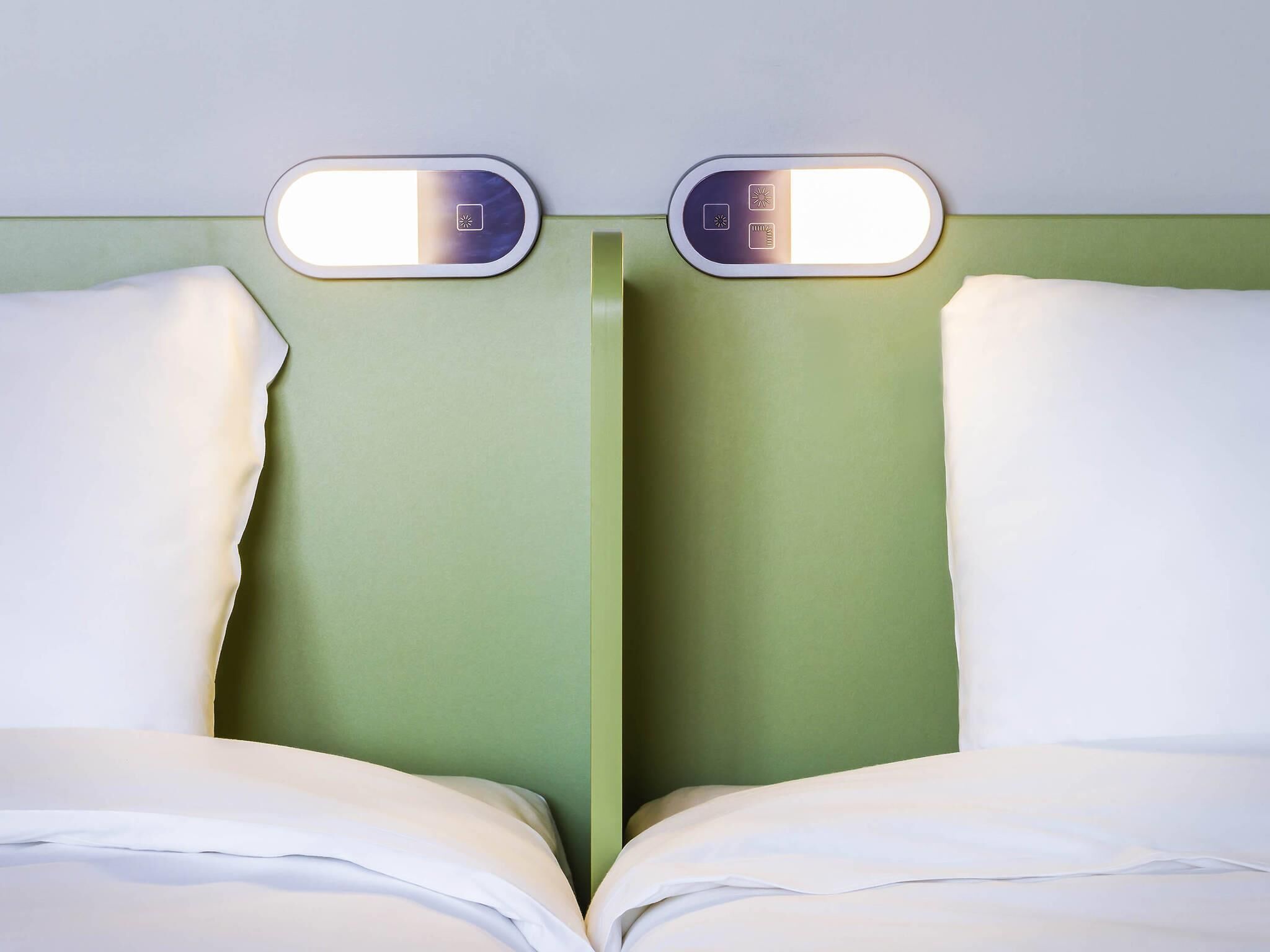 Habitació amb dos llits individuals, 2 llits individuals | Escriptori, cortines opaques, wifi gratuïta i roba de llit 