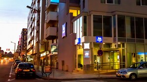 A hotel with a sign reading "ibis budget" and "HOTEL" on the facade. - ibis budget Braga Centro (Braga)