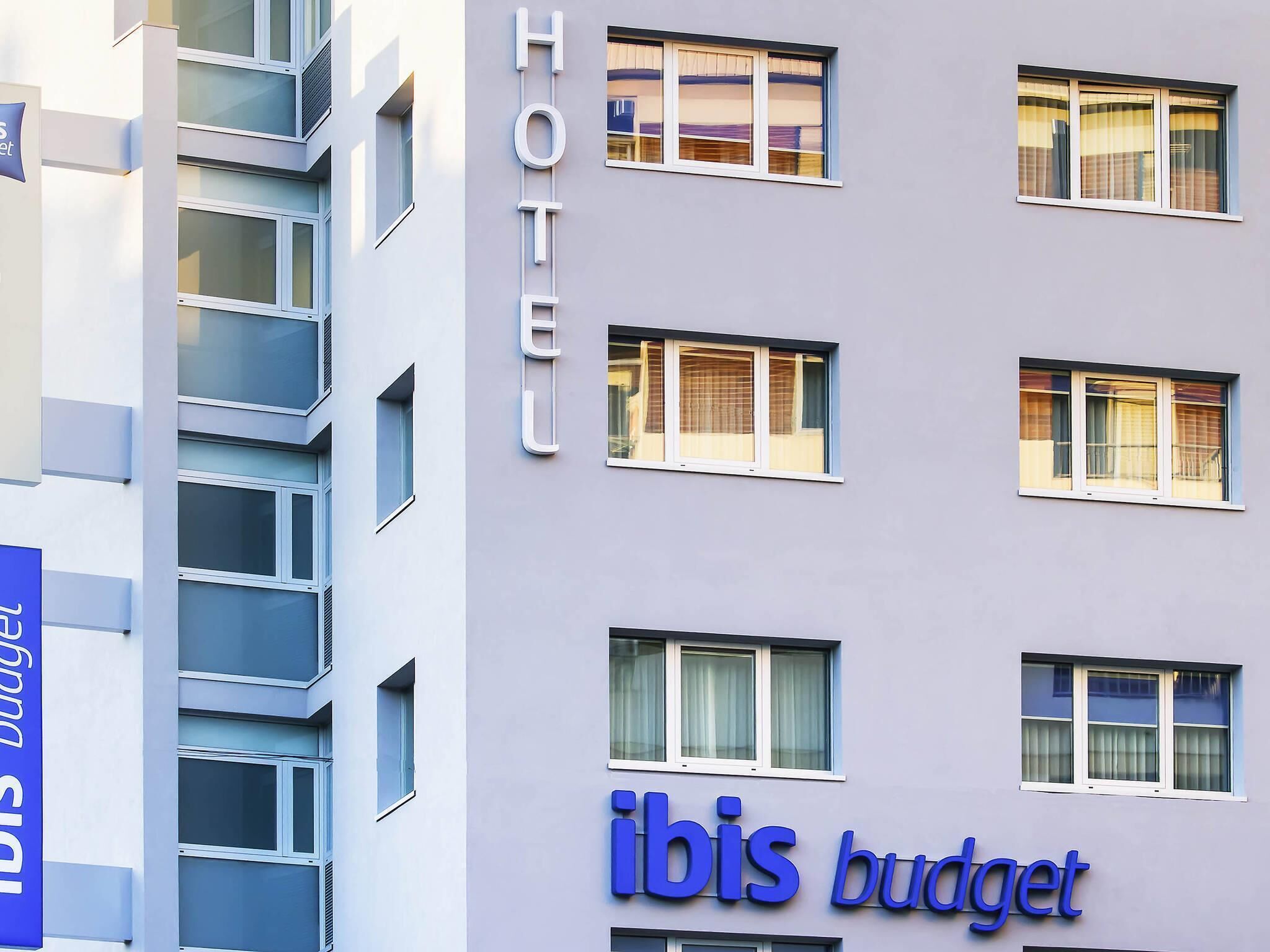 Ein Hotelgebäude mit einem Schild, auf dem 'ibis budget' steht.