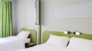 Dreibettzimmer, Mehrere Betten | Schreibtisch, Verdunkelungsvorhänge, kostenloses WLAN, Bettwäsche