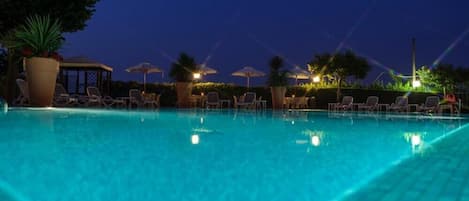 Outdoor pool, open 8 AM to 8:00 PM, pool umbrellas, sun loungers