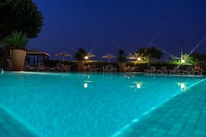 Outdoor pool, open 8 AM to 8:00 PM, pool umbrellas, pool loungers - Dolci Colli (Peschiera del Garda)