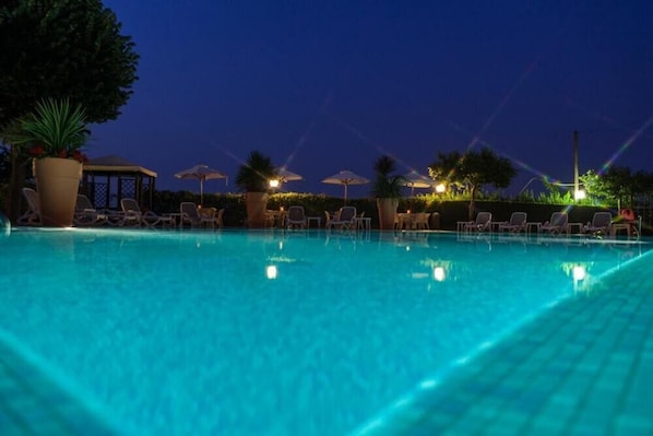 Outdoor pool, open 8 AM to 8:00 PM, pool umbrellas, sun loungers