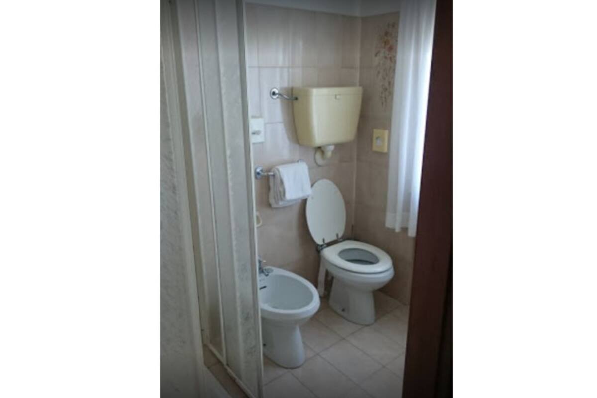 Shower, rainfall showerhead, free toiletries, hair dryer