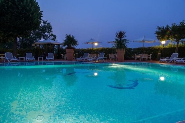 Piscina externa, funciona das 8h às 20h, guarda-sóis, espreguiçadeiras