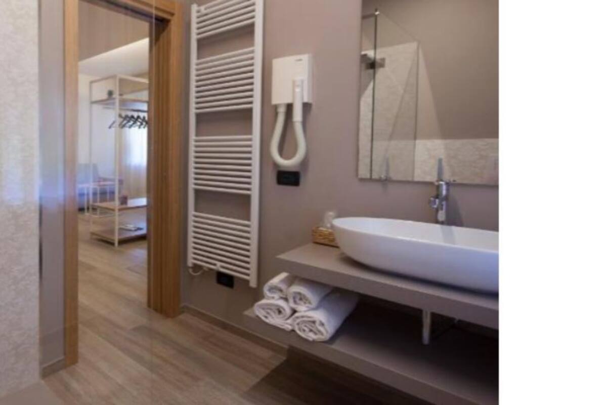 Shower, rainfall showerhead, free toiletries, hair dryer