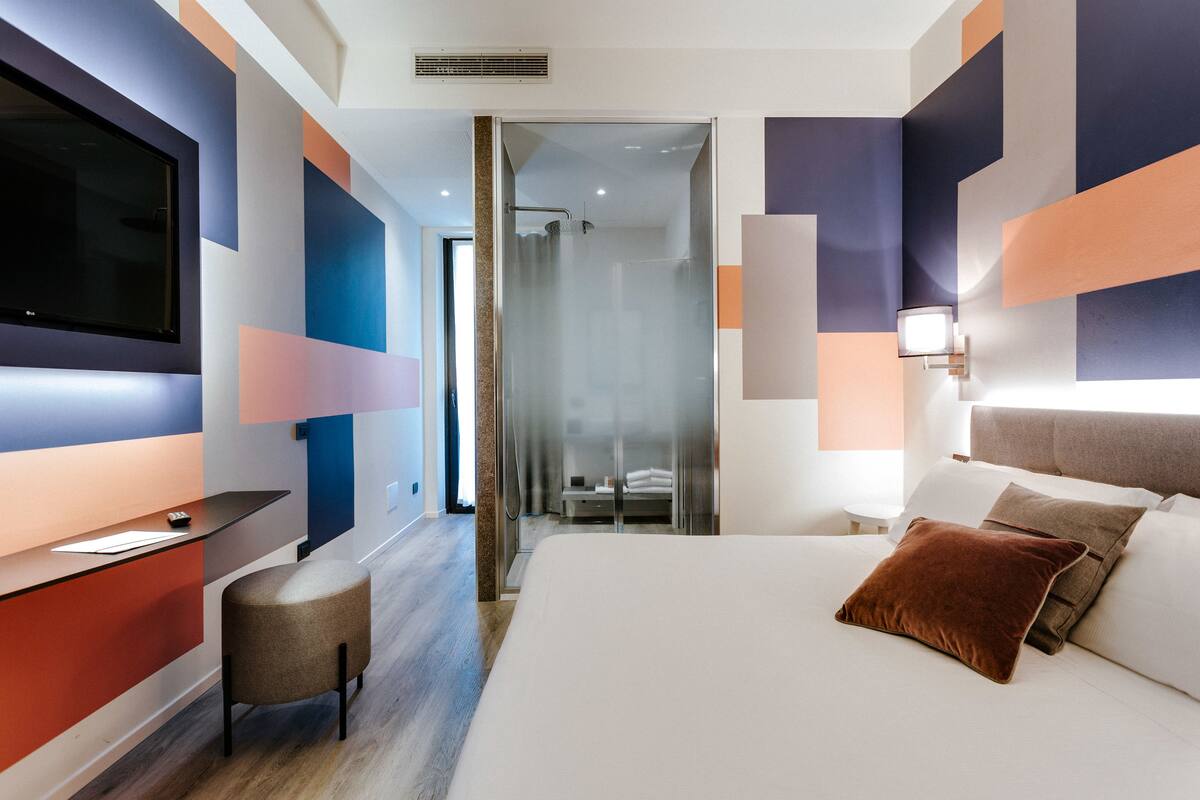 In-room safe, desk, laptop workspace, soundproofing