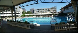 Piscine extérieure (ouverte en saison), parasols de plage