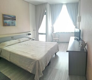 1 chambre, minibar, coffres-forts dans les chambres, bureau