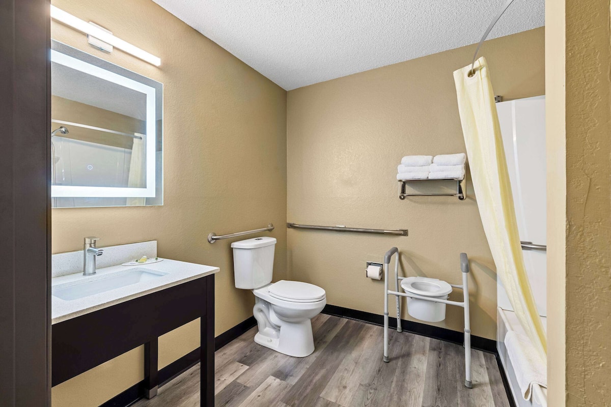 Room, 1 King Bed, Accessible, Bathtub | Accessible bathroom