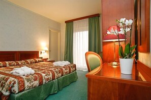 Desk, iron/ironing board - PHI Hotel Hortensis (Cannara)
