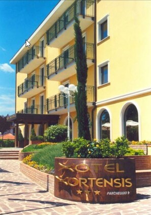 Property entrance - PHI Hotel Hortensis (Cannara)