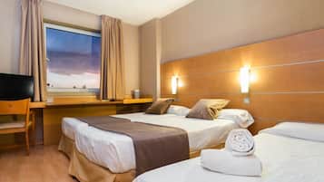 Chambre Triple (Adults only) | Coffres-forts dans les chambres, bureau, chambres insonorisées