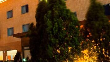 Fassade der Unterkunft – Abend/Nacht