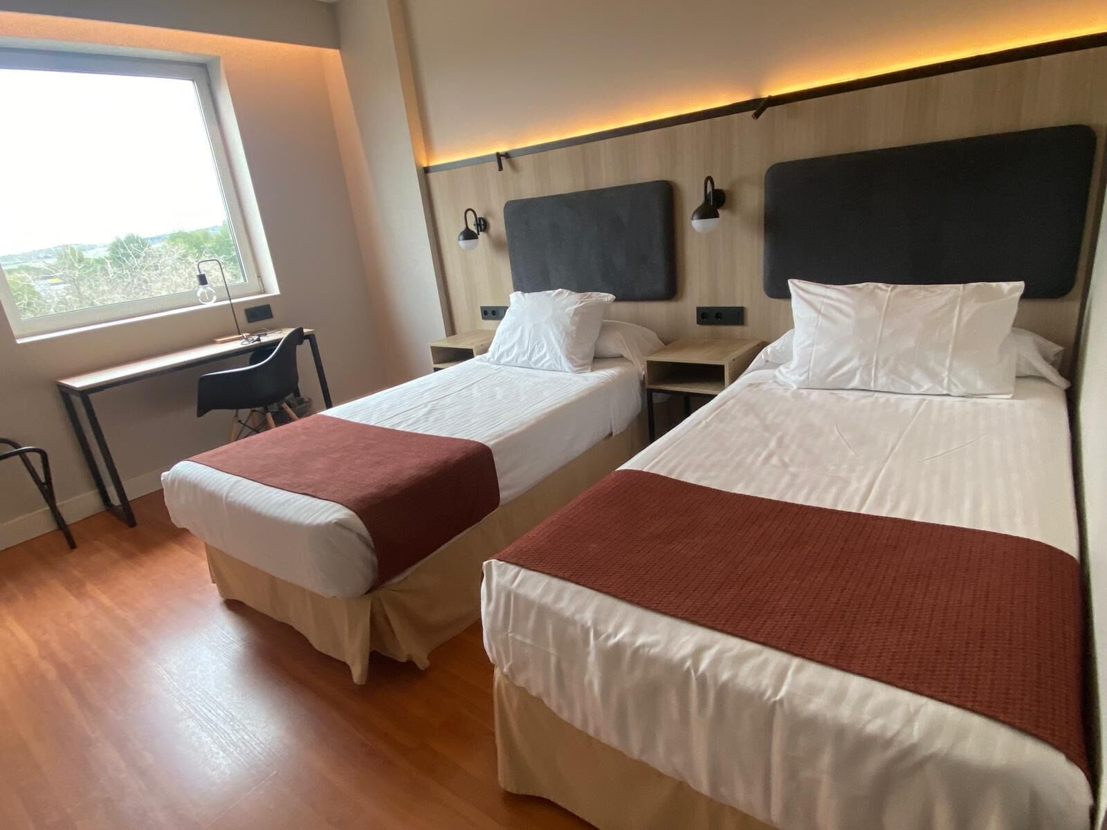 Caja de seguridad en la habitación y escritorio 