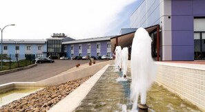 Ubetjent parkering (EUR 10 per dag)