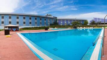 Una piscina al aire libre de temporada